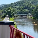 شقة Riverside Luxury & Cafe - Bohemian Paradise On The Greenway Jizera *
